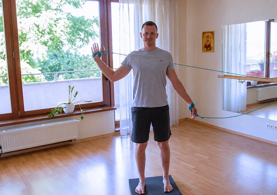 Michal Tomulec pri cvičení SM systému s elastickým lanom